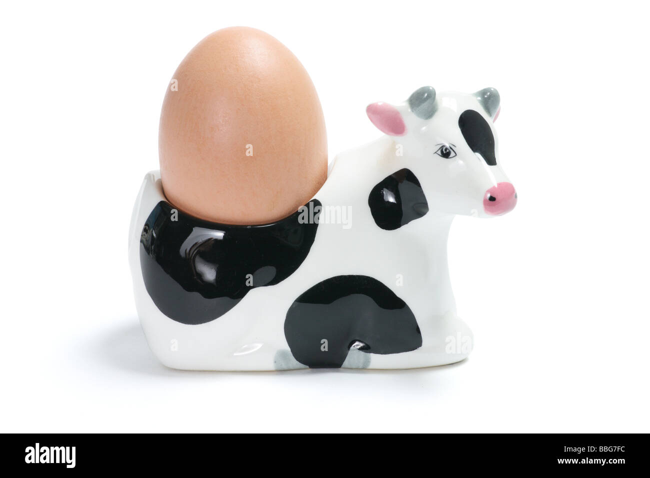 Ei auf Kuh-Eierbecher Stockfotografie - Alamy