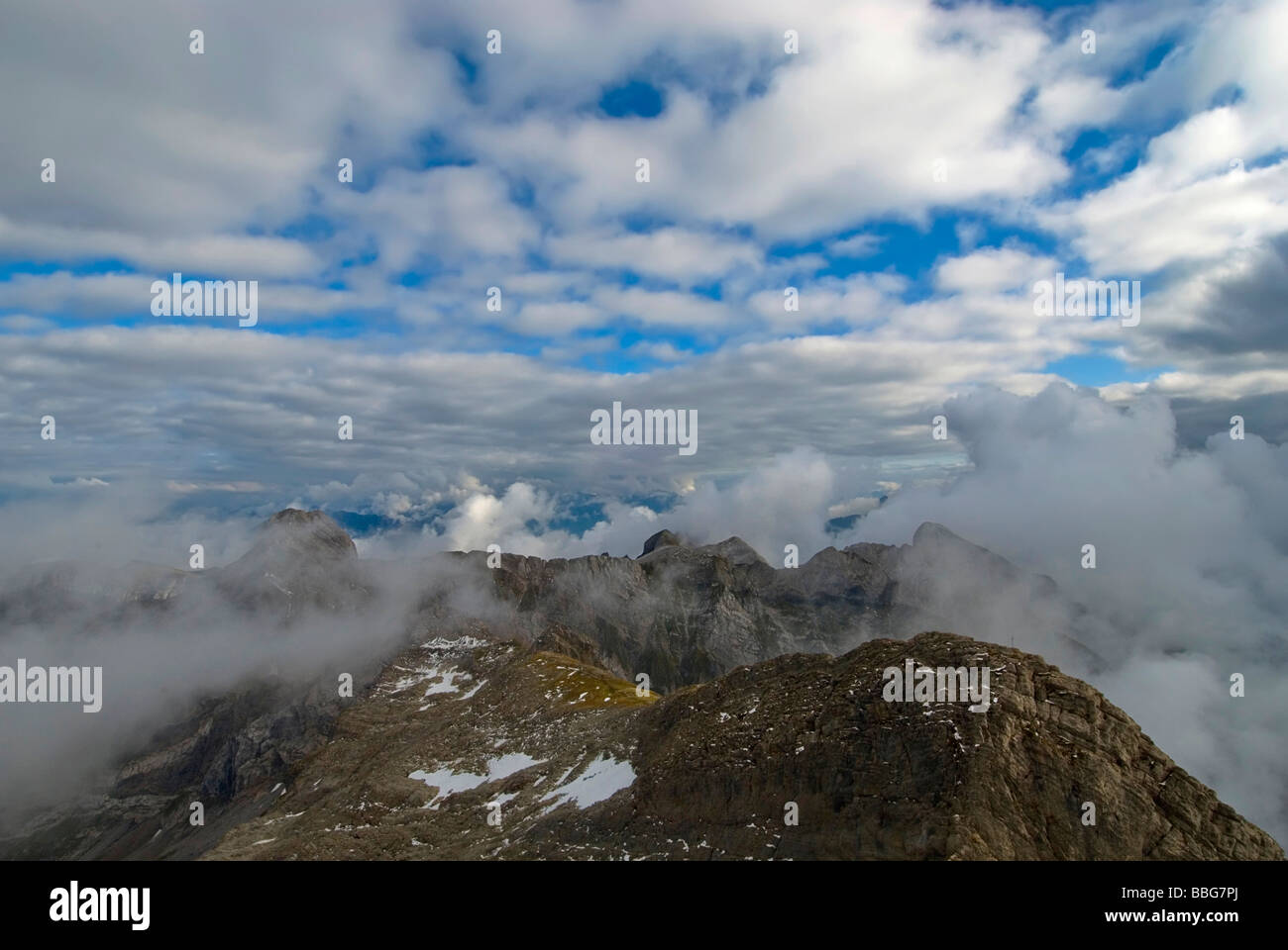 Wolken über die Alpen auf Mt Säntis Appenzeller, 2501 m über dem Meeresspiegel, Kanton St. Gallen, Schweiz, Europa Stockfoto