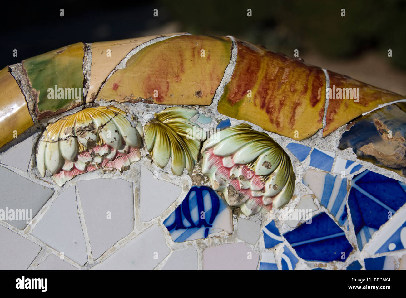 Blick auf Mosaikwand aus Keramik Fliese gebrochen Stockfoto