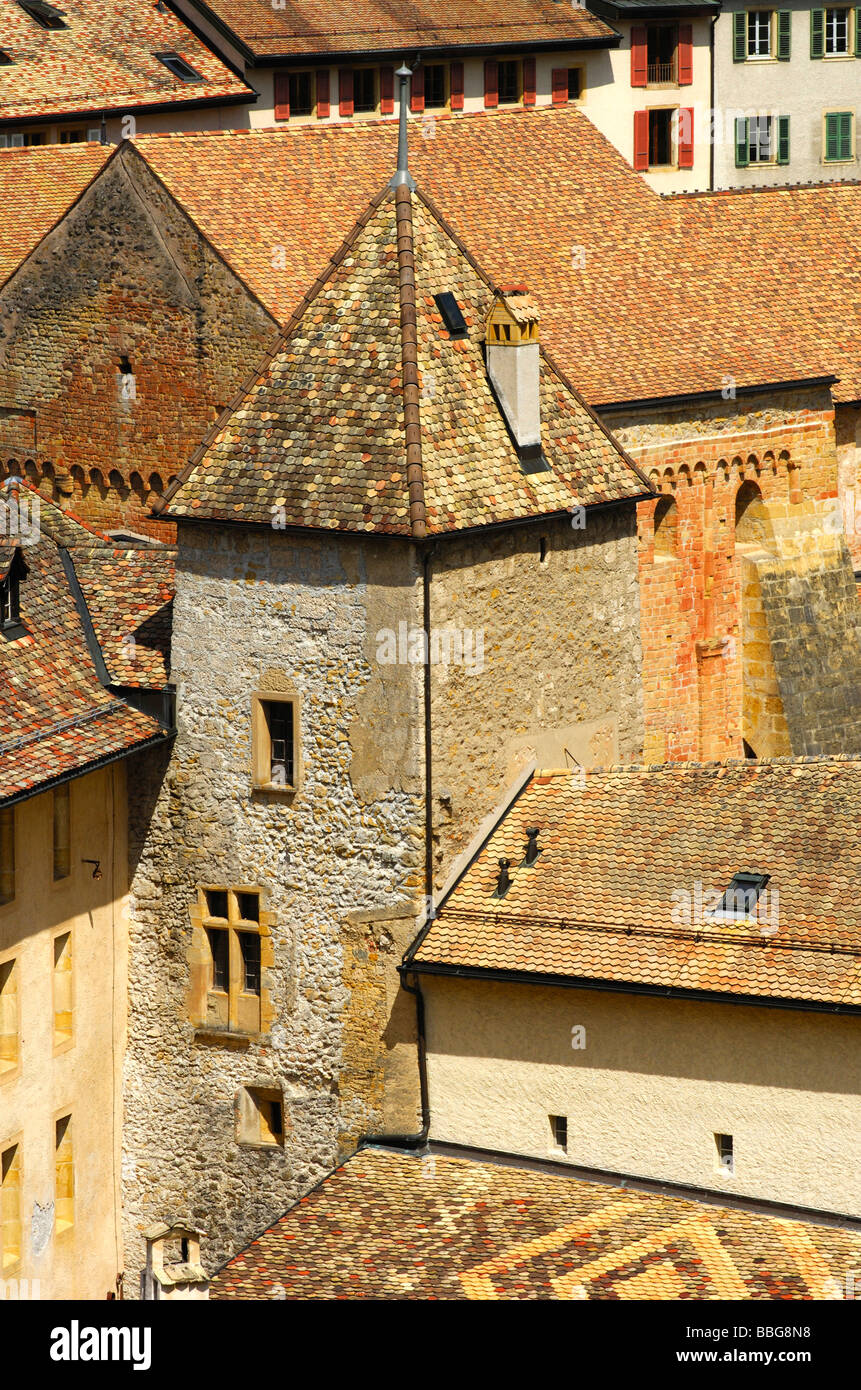 Mauern und Türme der romanischen Abtei im Dorf Romainmoitier, Waadt, Schweiz, Europa Stockfoto