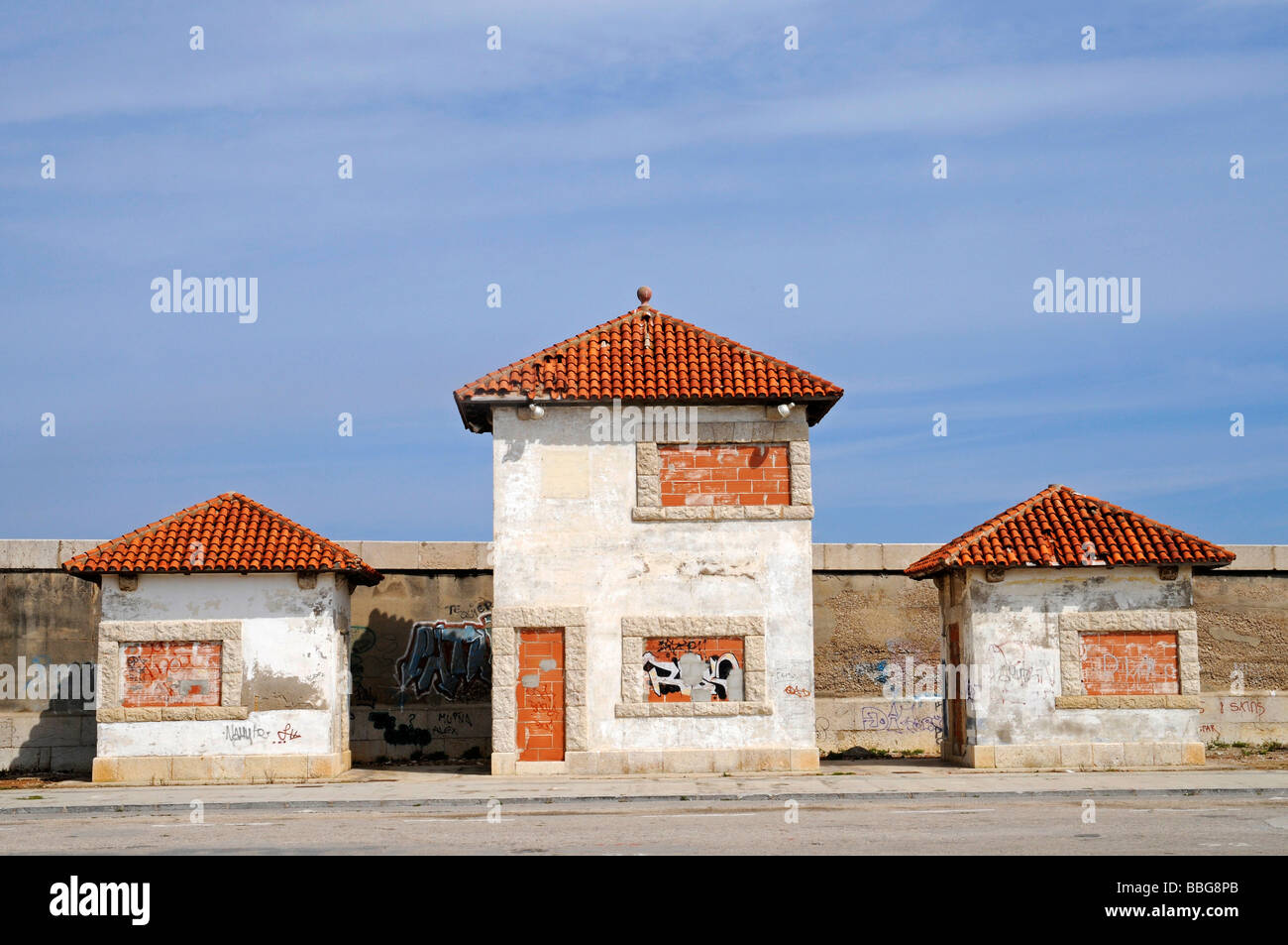 Drei Gebäude, Türme, groß, klein, Hafengebäude, Hafen, Vinaros, Castellon, Valencia, Spanien, Europa Stockfoto
