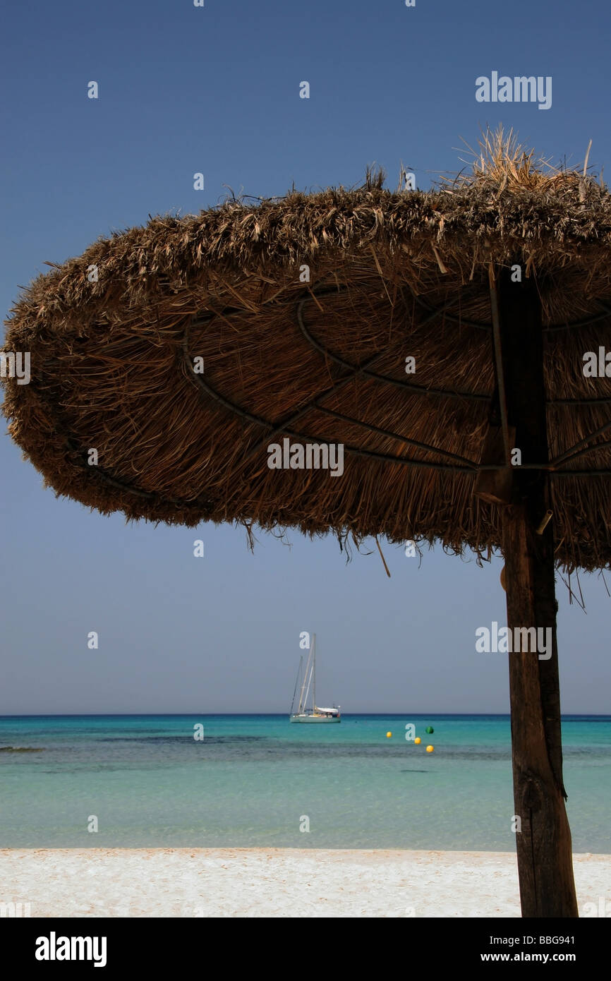 Blick auf das Mittelmeer mit Yachten am Playa des Trenc Mallorca, Spanien verankert, Stockfoto