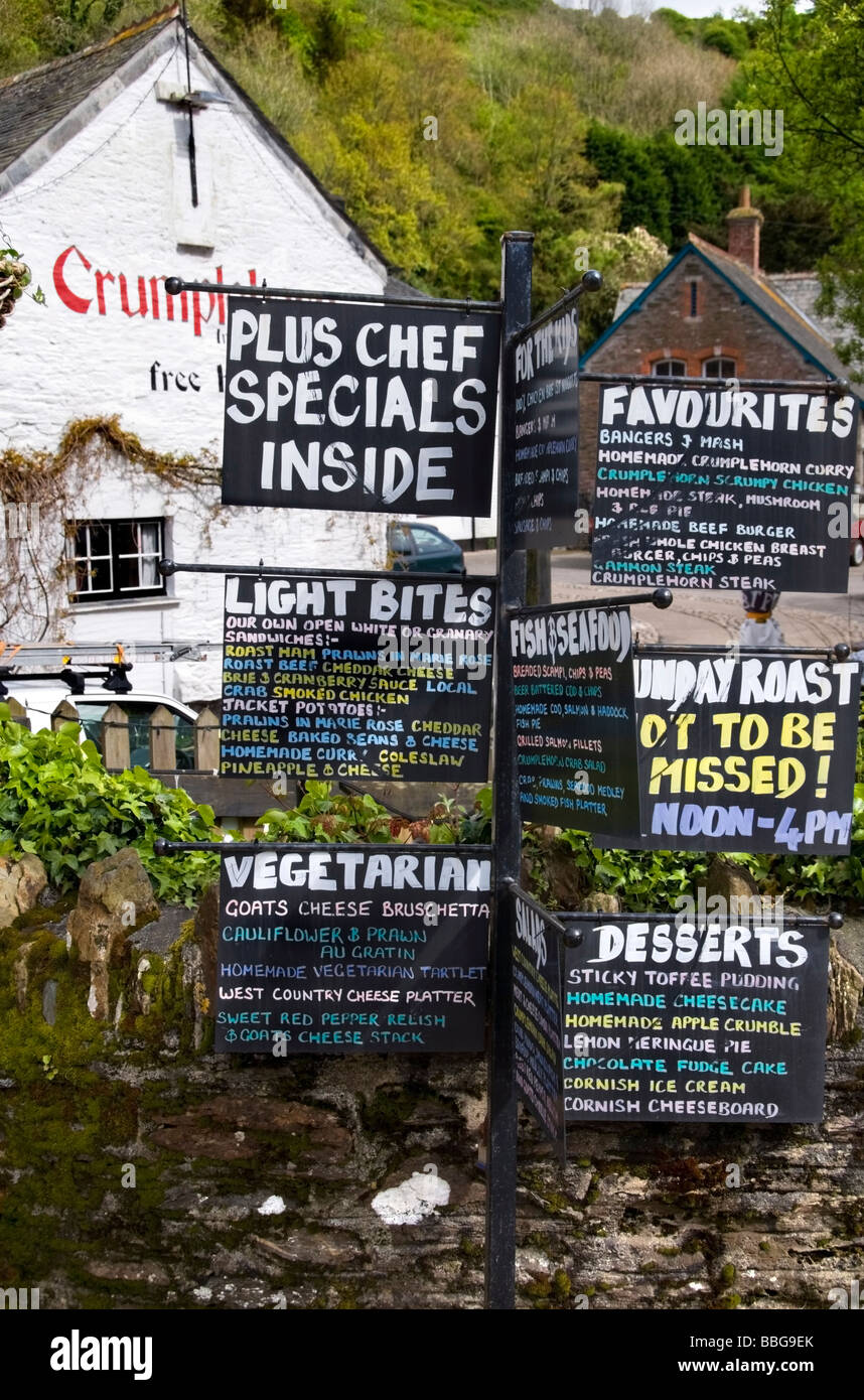 Zeichen, die das Essen in einem Pub in Polperro Cornwall England UK anzeigen Stockfoto