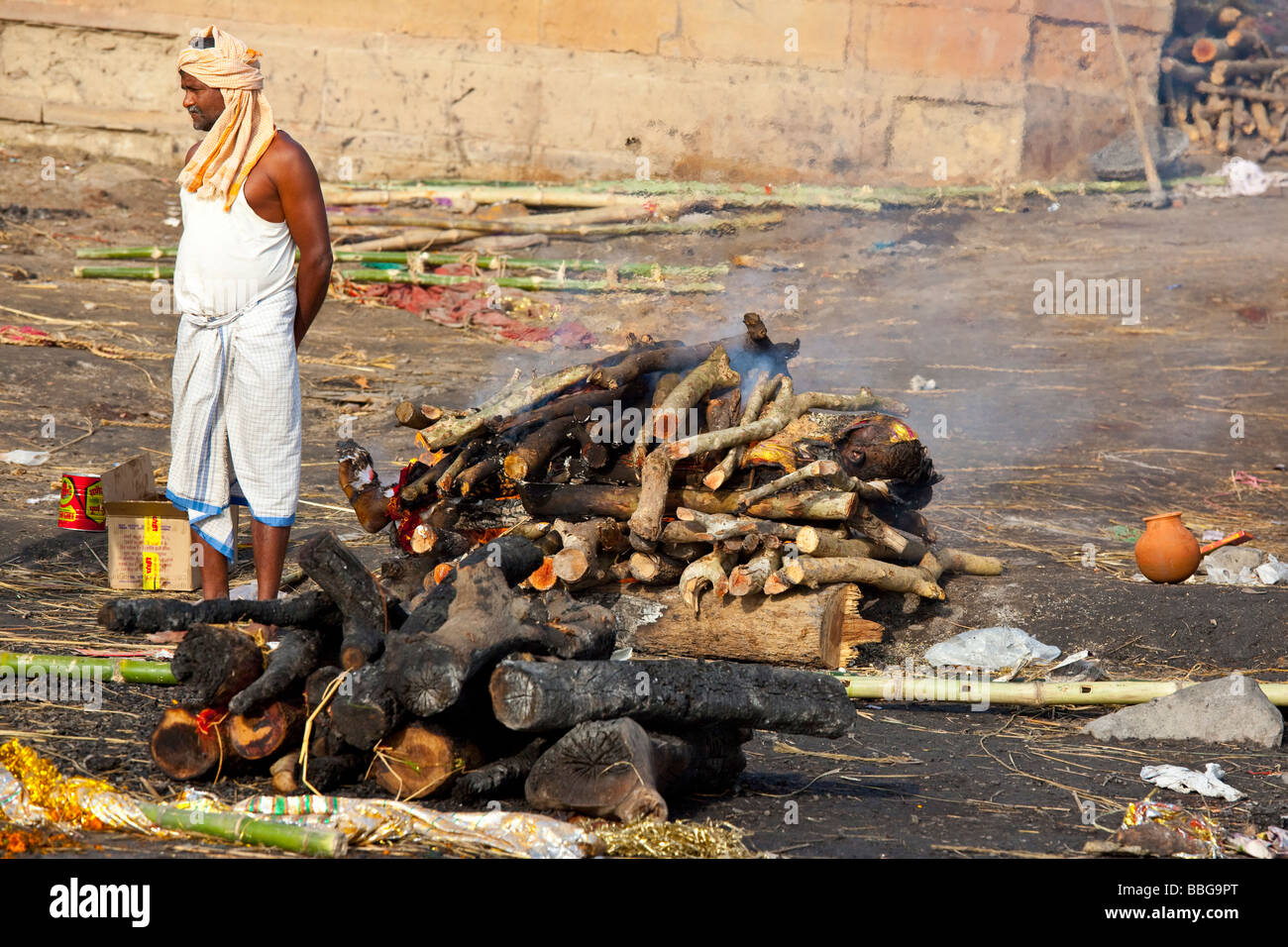 Hindu Körper Brennen auf das Ghat in Varanasi, Indien Stockfoto