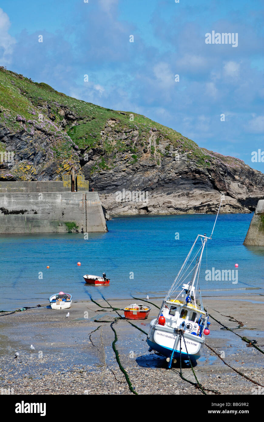 Fischerboote im Hafen von port Isaac, Cornwall, uk Stockfoto