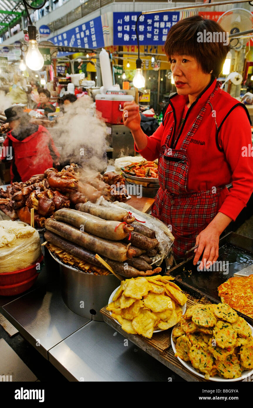 Koreanisches Essen, Frau in einem kleinen Restaurant, Imbissstand auf einem Markt in Seoul, Südkorea, Asien Stockfoto
