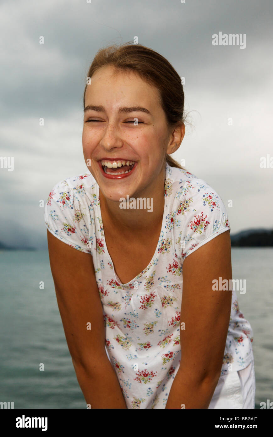 Lachende Mädchen an einem See Stockfoto