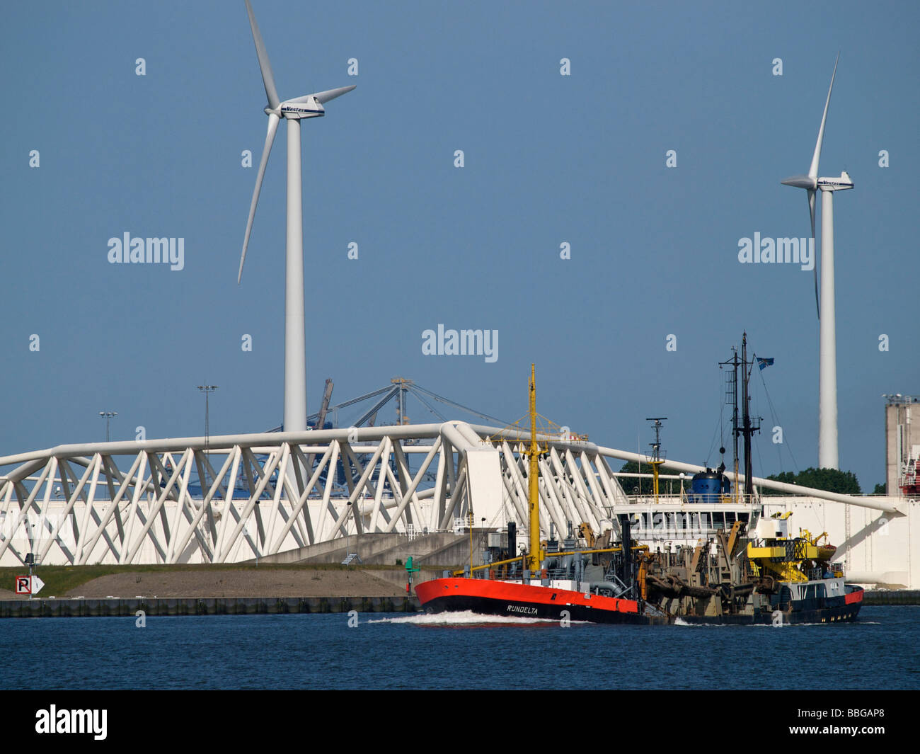 Schiff, dämpfen, vorbei an der Maeslantkering bewegliche Sturm Barriere in der Nähe von Rotterdam, Niederlande Stockfoto