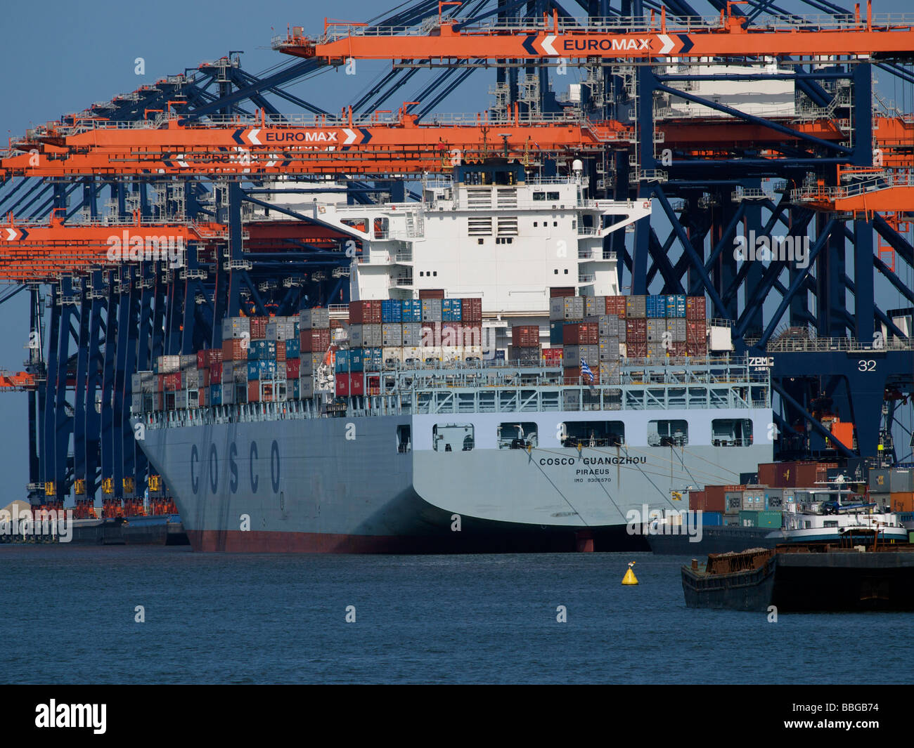 Containerschiff Cosco bei Euromax terminal im Hafen von Rotterdam Zuid Holland Niederlande Stockfoto