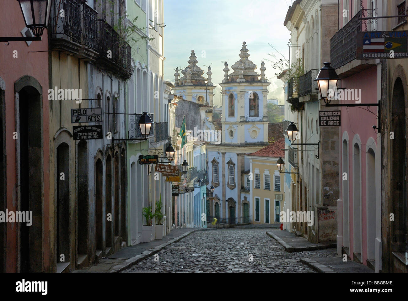 Blick auf Largo Pelourinho Platz und Kirche Igreja Rosário Dos Pretos, Salvador, Bahia, UNESCO World Heritage Site, Brasilien Stockfoto