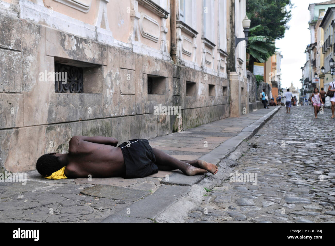 Obdachlose Jugendliche schlafen auf dem Bürgersteig, Salvador, Bahia, UNESCO World Heritage Site, Brasilien, Südamerika Stockfoto
