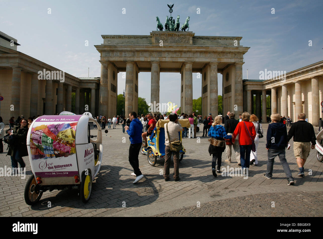 Brandenburger Tor aus dem Westen, Straße des 17. Juni. Juni-Straße und dem Platz des 18. Maerz-Platz, Berlin, Deutschland, Europa Stockfoto