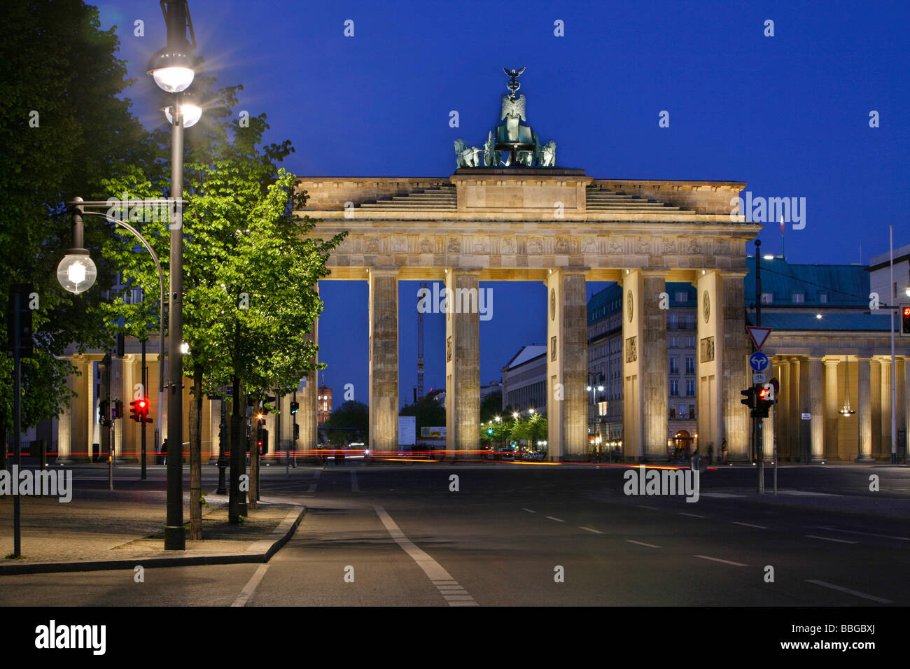 Brandenburger Tor aus dem Westen bei Dämmerung, Straße des 17. Juni. Juni-Straße und dem Platz des 18. Maerz-Platz, Berlin, Deutschland, Europa Stockfoto