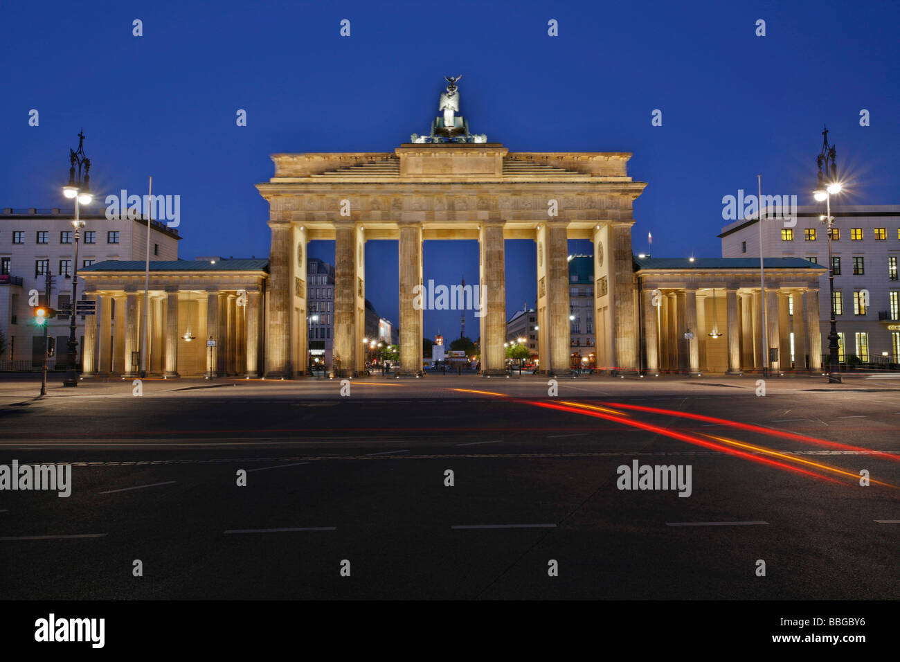 Brandenburger Tor aus dem Westen bei Dämmerung, Straße des 17. Juni. Juni-Straße und dem Platz des 18. Maerz-Platz, Berlin, Deutschland, Europa Stockfoto