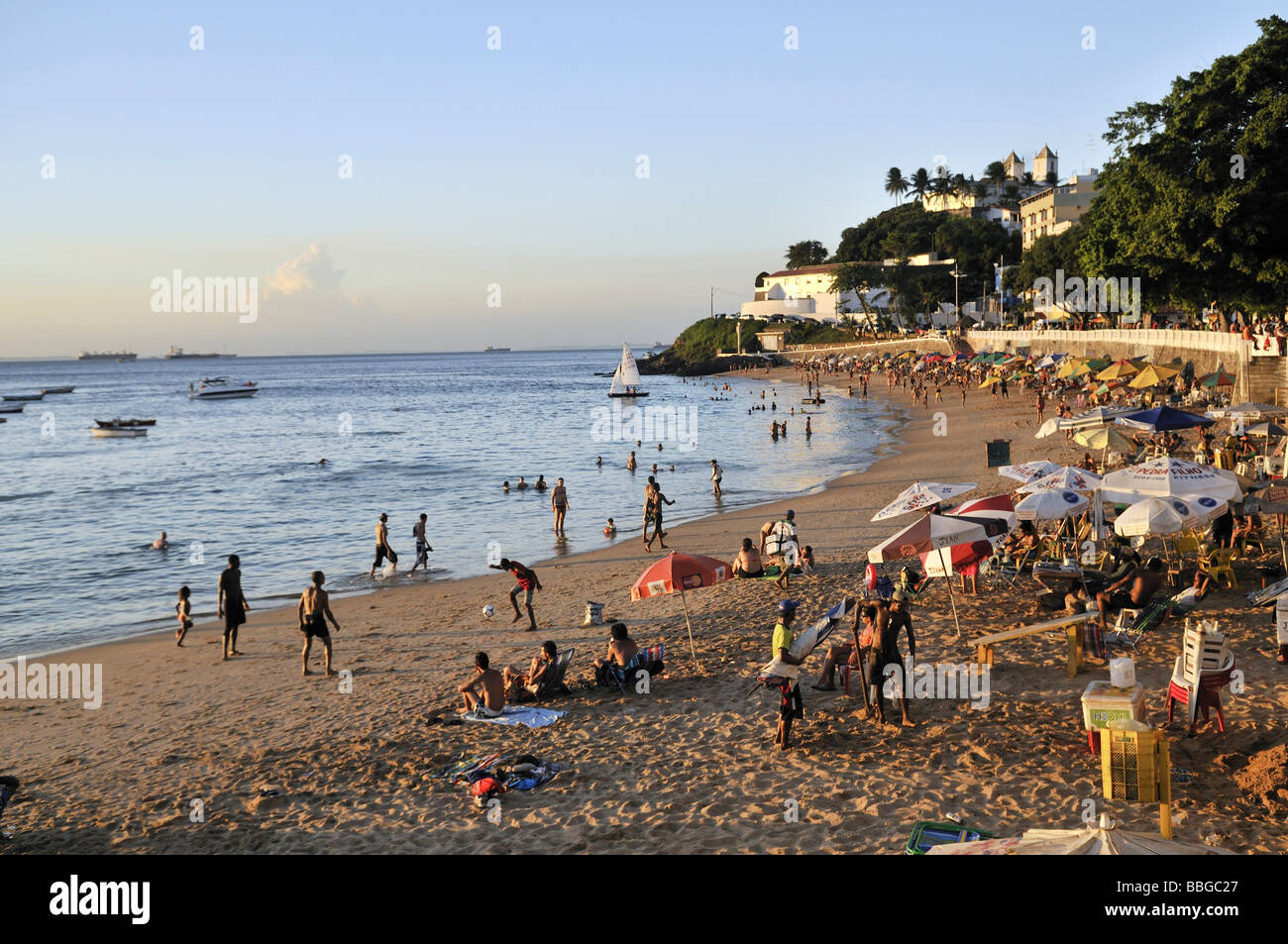 Belebten Strand von Porto da Barra, Salvador, Bahia, Brasilien, Südamerika Stockfoto