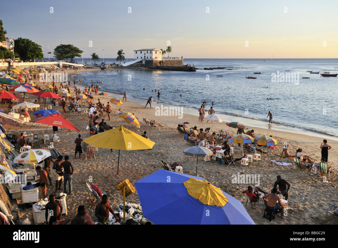 Belebten Strand von Porto da Barra und Forte Santa Maria Festung, Salvador, Bahia, Brasilien, Südamerika Stockfoto