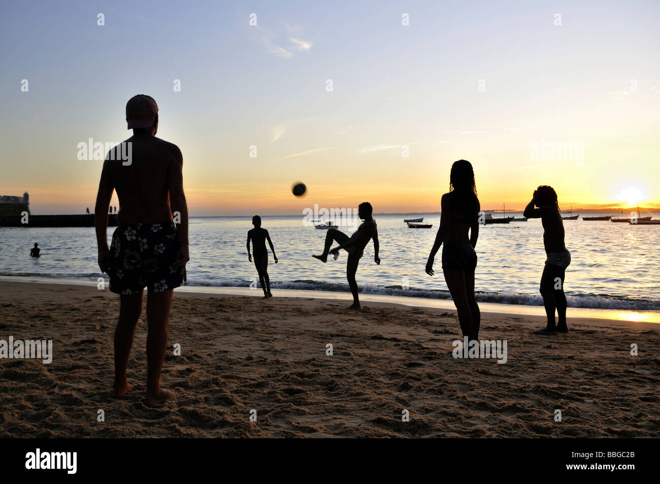 Fußball bei Sonnenuntergang am Strand von Porto da Barra, Salvador, Bahia, Brasilien, Südamerika Stockfoto