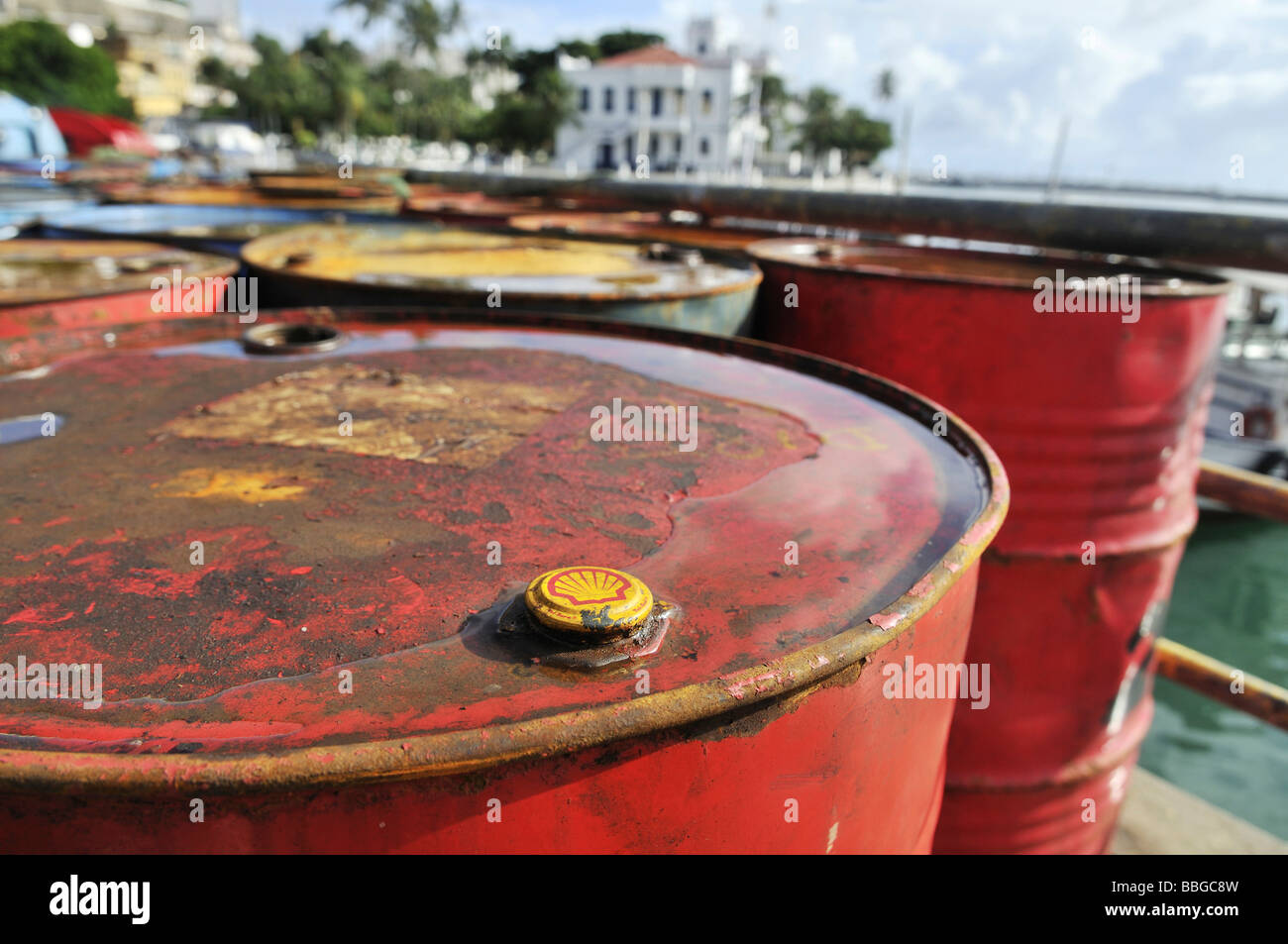 Rosten Öl Fässer, Schale, im Hafen von Salvador, Bahia, Südamerika Stockfoto