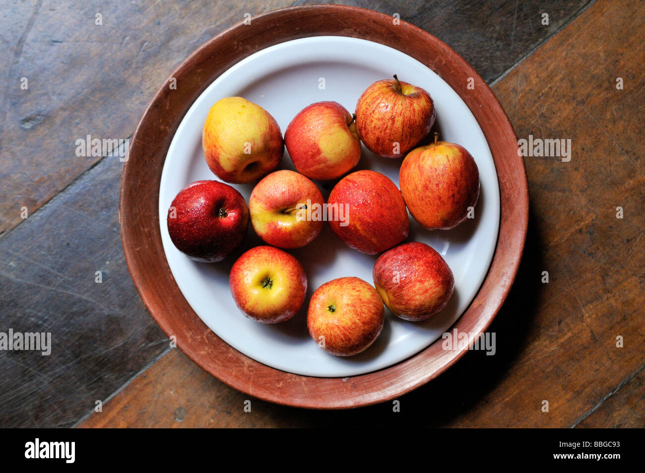Äpfel auf einem Teller Stockfoto
