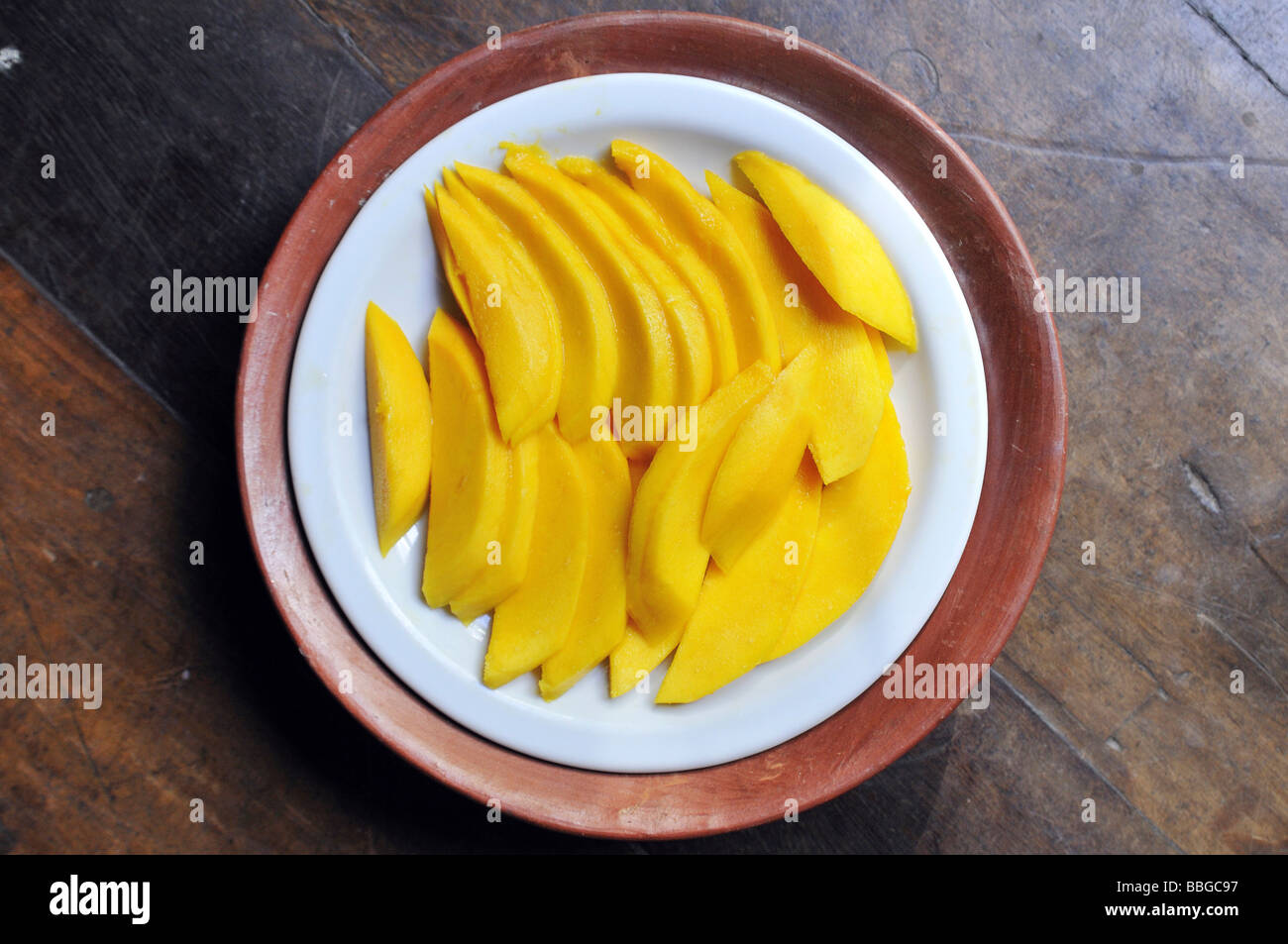 Mango in Scheiben geschnitten auf einer Platte Stockfoto