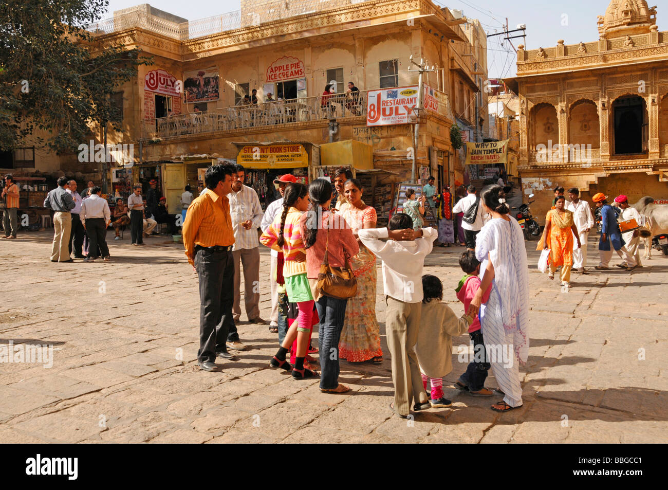 Besucher und Indianer in der alten Stadt von Jaisalmer, Jaisalmer, Rajasthan, Nordindien, Asien Stockfoto