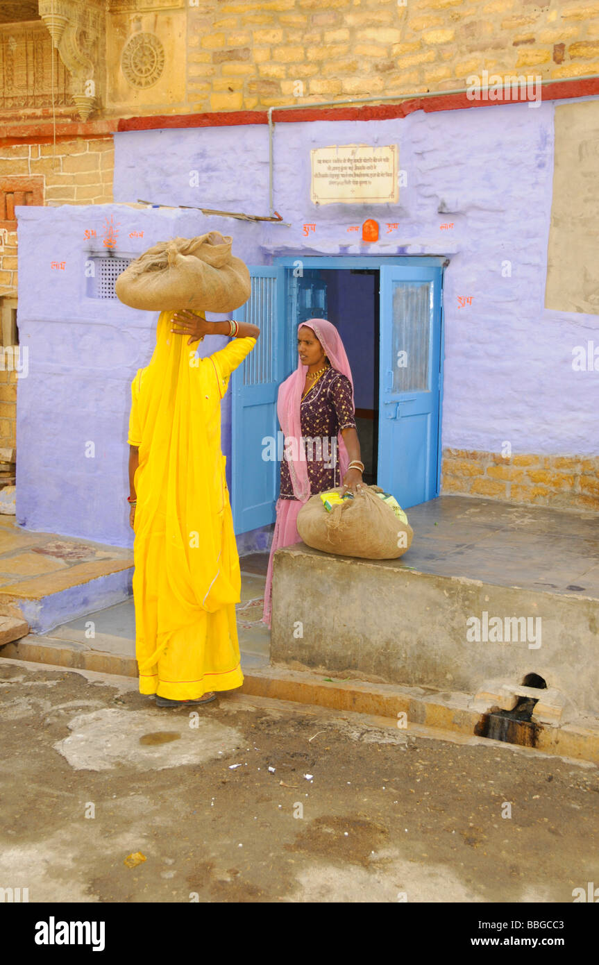 Indische Frauen in der alten Stadt von Jaisalmer, Rajasthan, Nordindien, Asien Stockfoto
