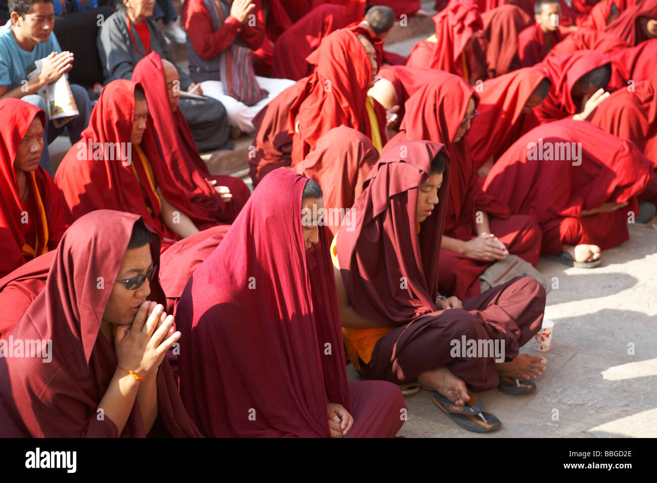 Buddhistische Mönche hören der Lehre außerhalb von Sera Kloster Bylakuppe Koorg Karnataka Indien Stockfoto