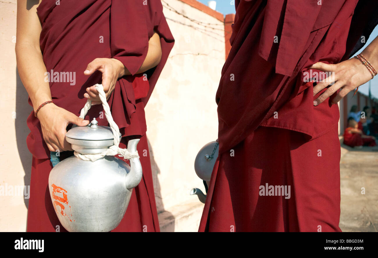 Buddhistische Mönche mit Teekannen außerhalb von Sera Kloster Bylakuppe Koorg Karnataka Indien Stockfoto