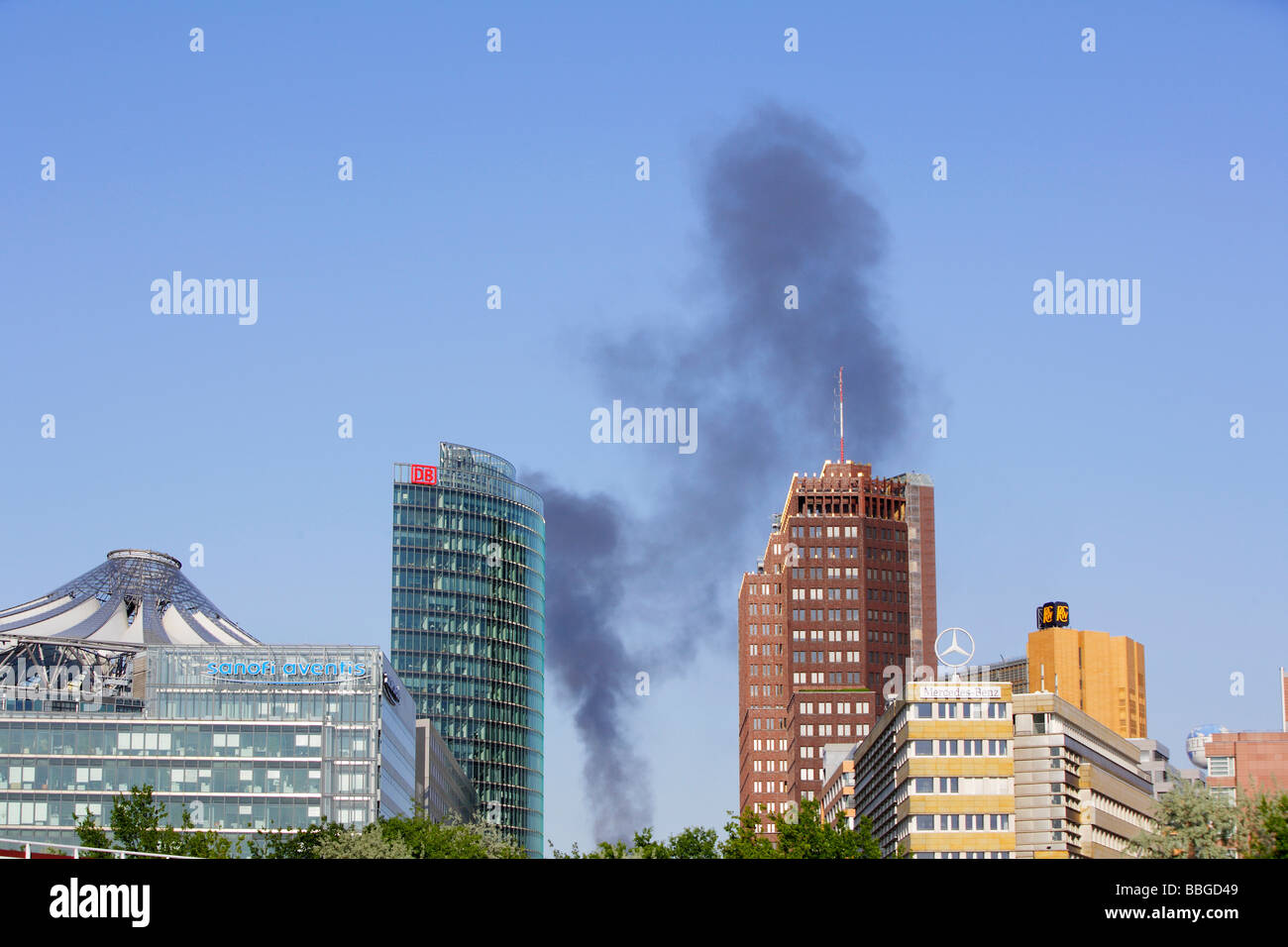 Rauchwolke nach einem Brand in einem Bus über dem Potsdamer Platz Platz, Sony Center und Bahn Tower DB der Deutschen Bahn mit Ko Stockfoto