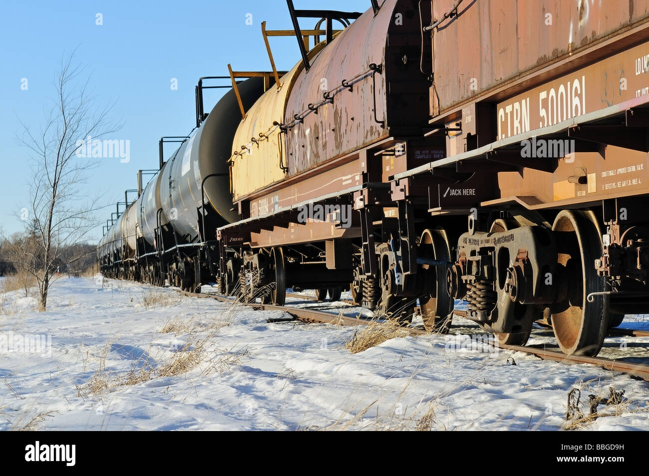 Zug auf Schienen im Winter. Stockfoto