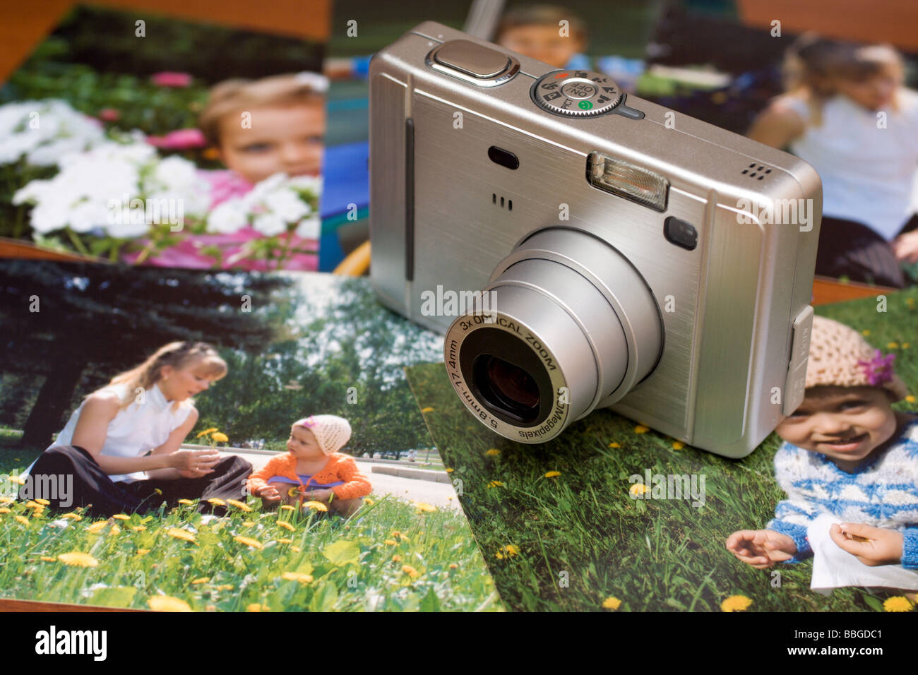 Kompakte Digitalkamera und Fotos auf dem Tisch Stockfoto