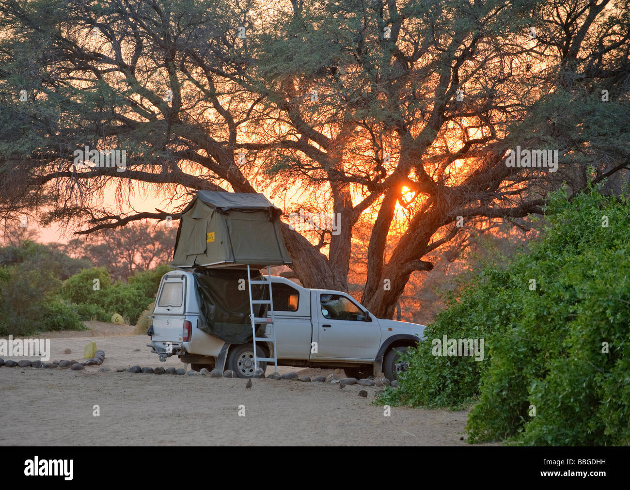 Off-Road-Fahrzeug mit einem Rooftent, Sonnenuntergang im Lager der "White Lady Lodge" Mt Brandberg, Namibia, Afrika Stockfoto