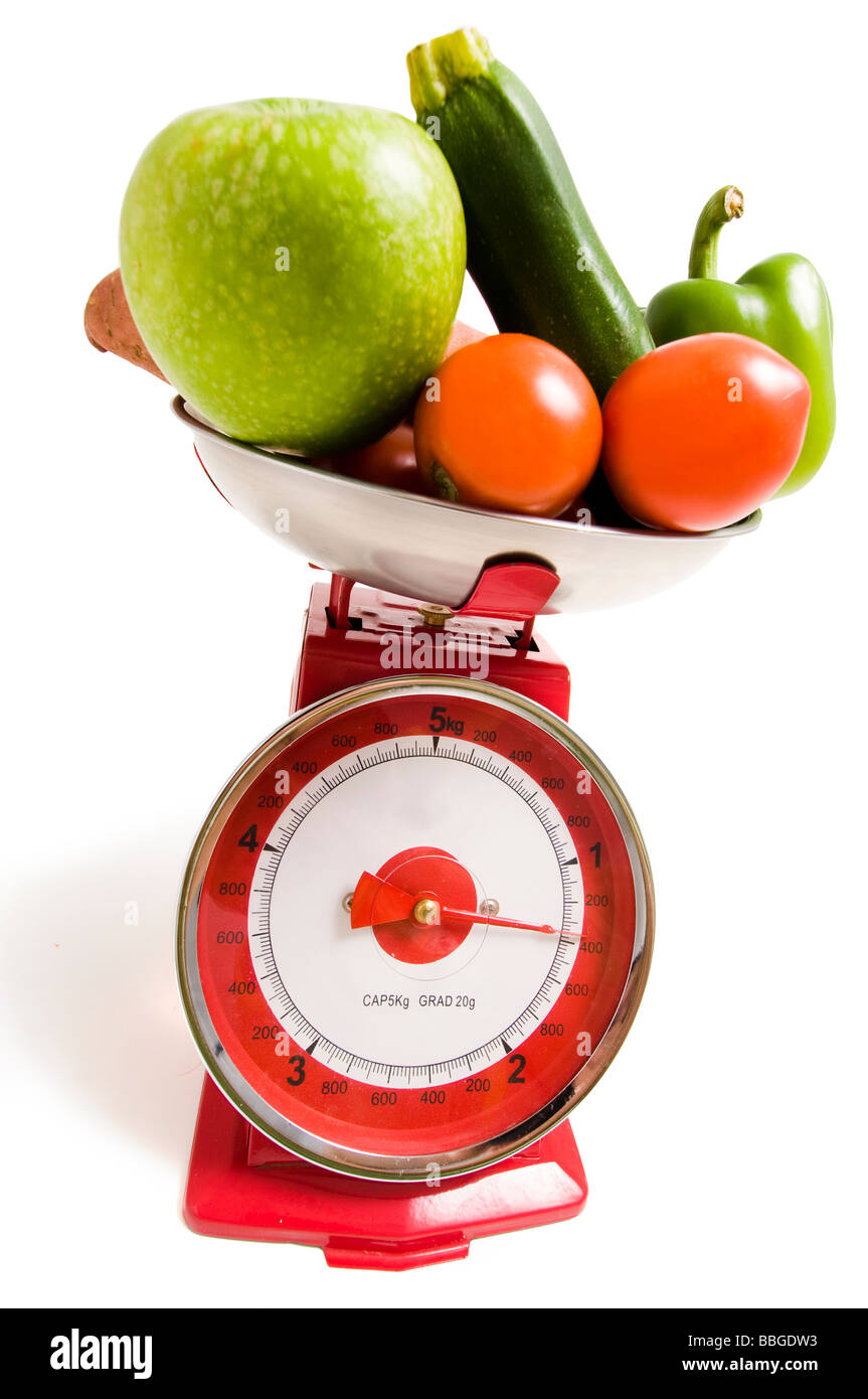 Obst und Gemüse auf rot wiegen Waage Stockfoto