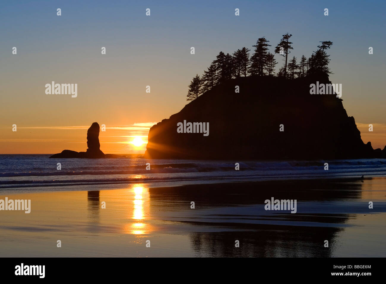 Sonnenuntergang am Rialto Strand, Westküste, Olympic Peninsula, Olympic Nationalpark, Washington, USA Stockfoto