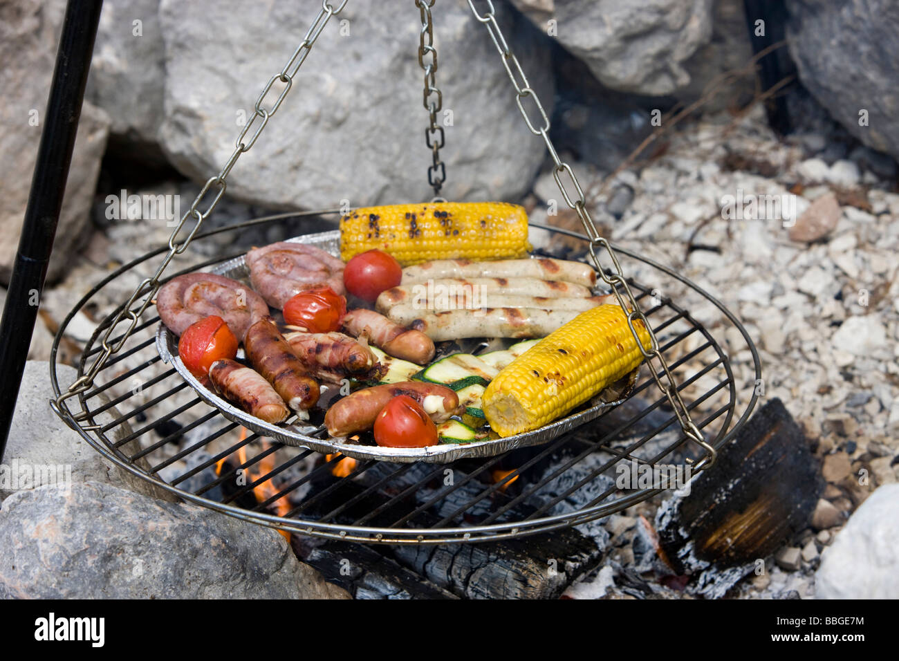 Mit einem Gitter Grillen über dem Lagerfeuer Stockfoto