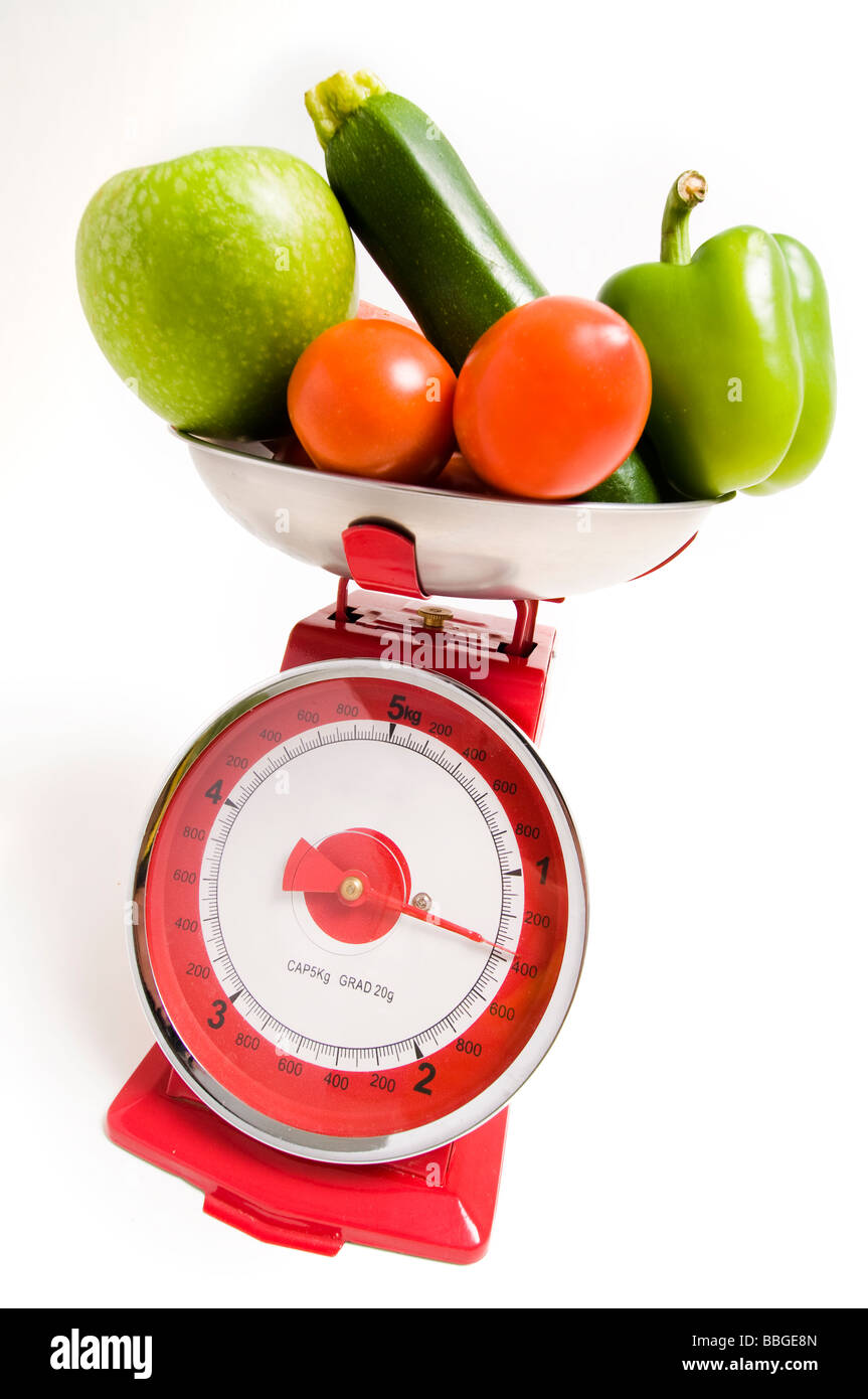 Obst und Gemüse auf rot wiegen Waage Stockfoto