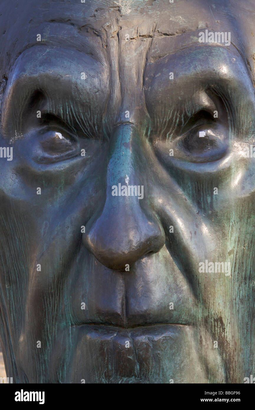 Erstellt von Hubertus von Pilgrim am Bundeskanzlerplatz Platz vor dem ehemaligen Bundeskanzleramt in Konrad Adenauer-Büste Stockfoto