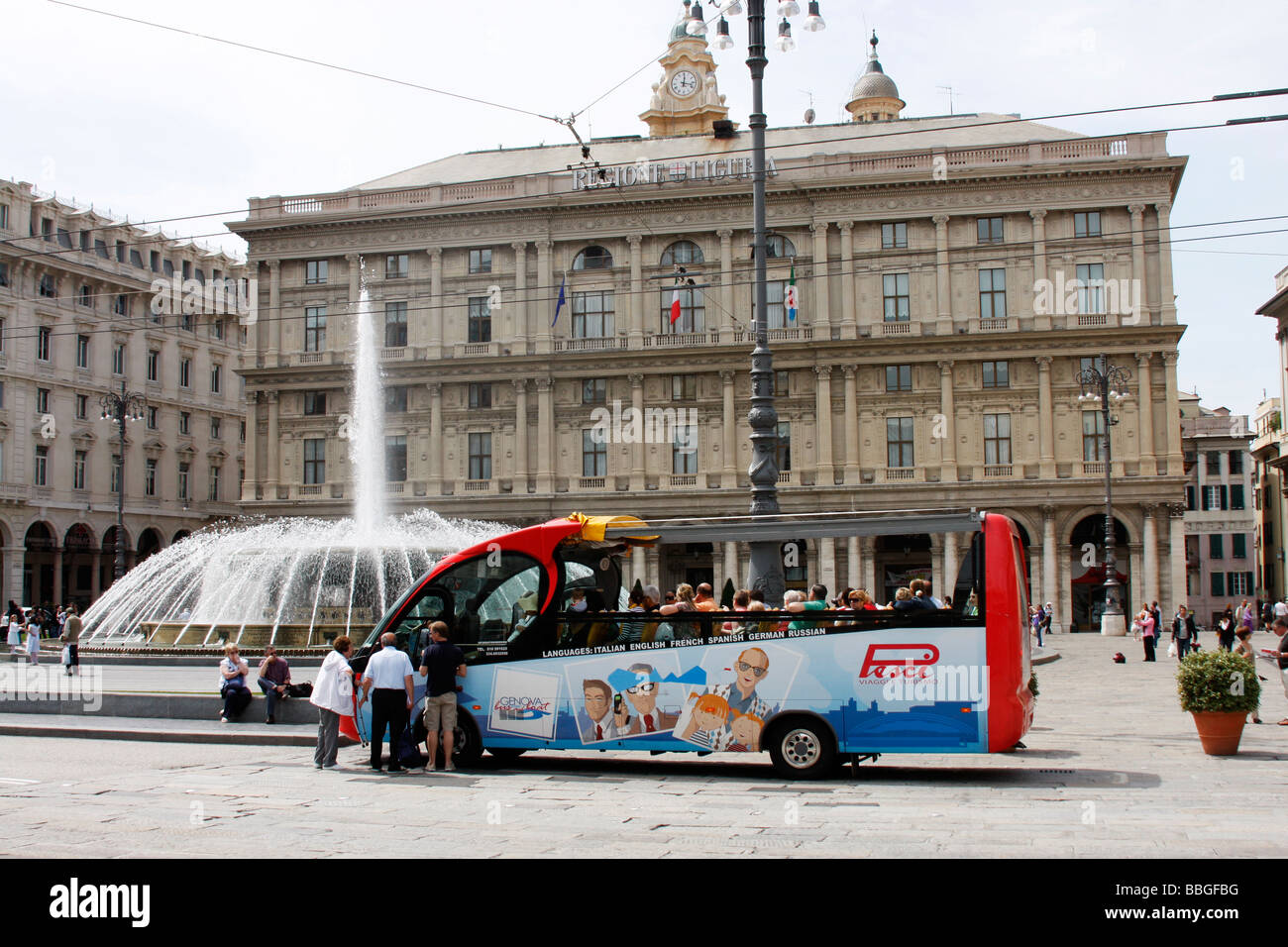 Tourismus-Sightseeing-Bus an den beeindruckenden Brunnen auf Ferrari Platz, Genua, Italien Stockfoto