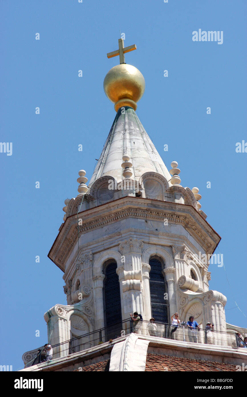 Zuschauer auf dem Balkon von der Kuppel der Basilika di Santa Maria del Fiore, Florenz, Italien. Stockfoto