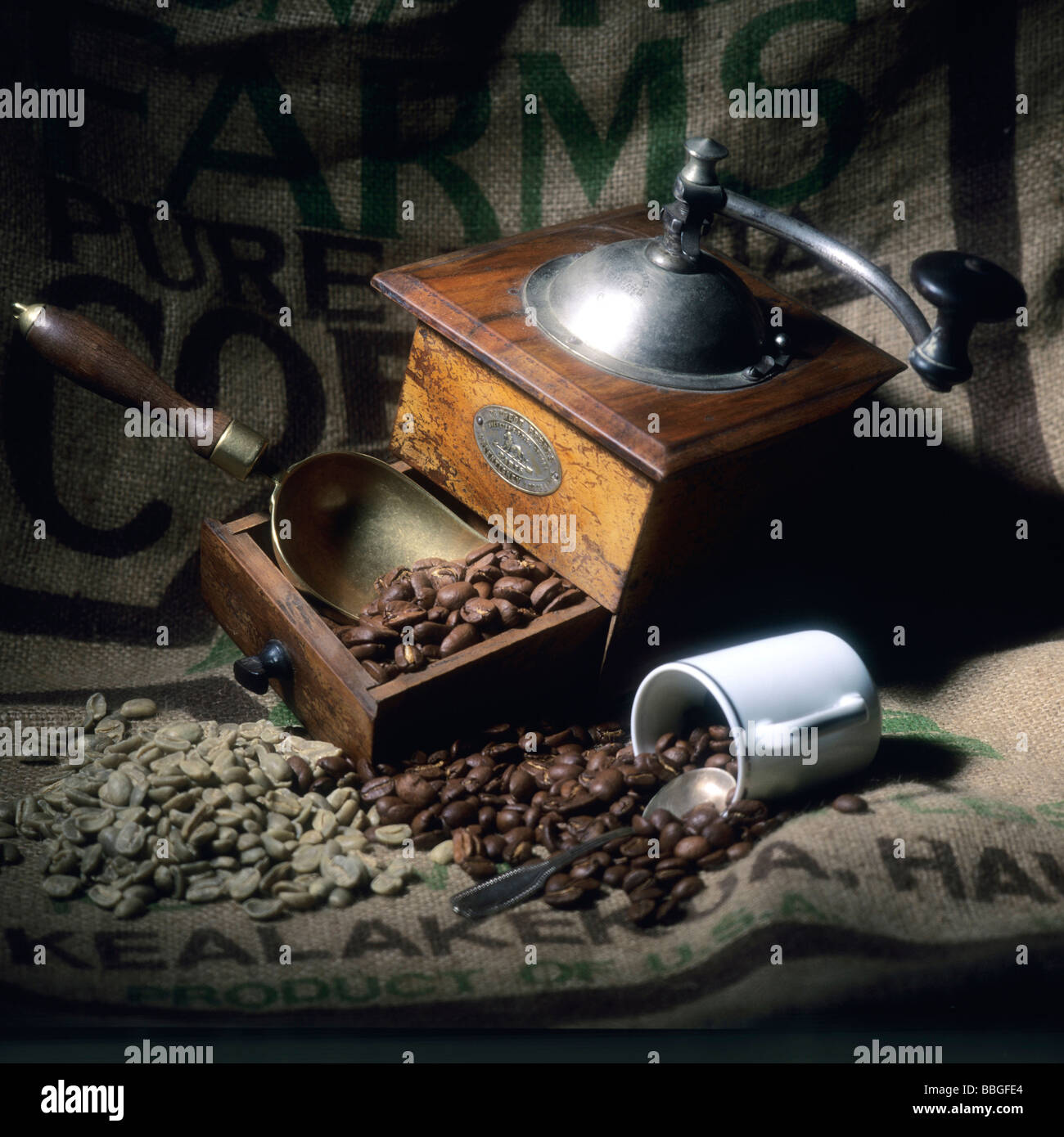 Alte mechanische Kaffeemühle und Kaffeebohnen Stockfoto