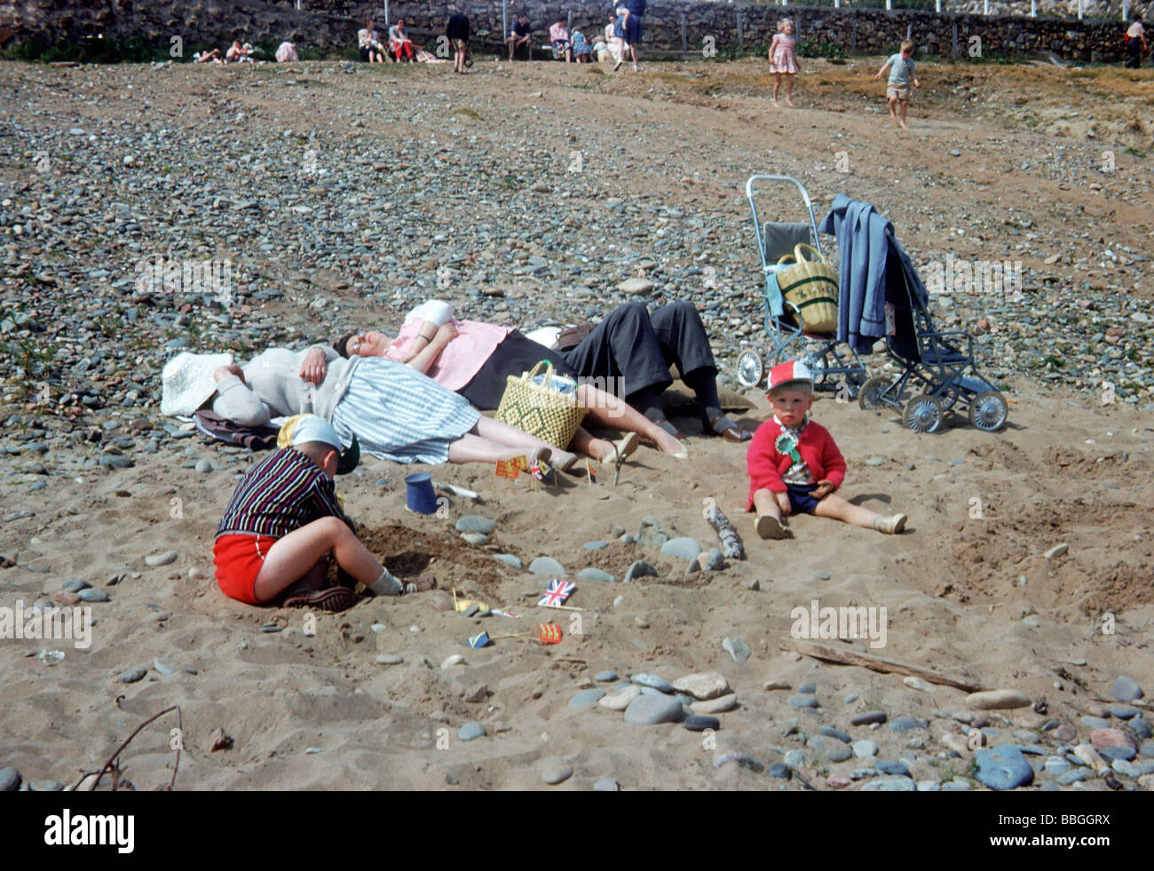Waltonfamilie schlafen am Strand im Butlins, Pwllheli, Wales, Colin, Derek, Betty, Martha, Frank Stockfoto