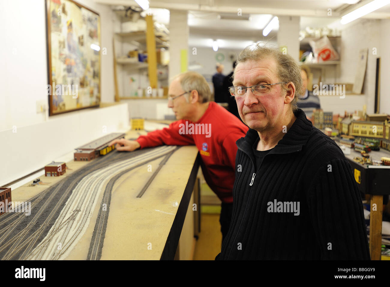 Bob Smith und Paul Hickson Vorsitzender des CMR Bildes beschossen Croydon Model Railway Society am 28. Januar 2009 Stockfoto