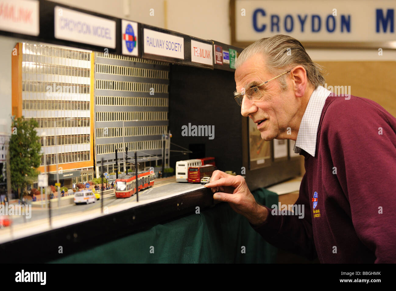 David Stocks Secretary der Croydon Modell Eisenbahn Gesellschaft mit seinem Croydon Tramlink-Modell. Stockfoto