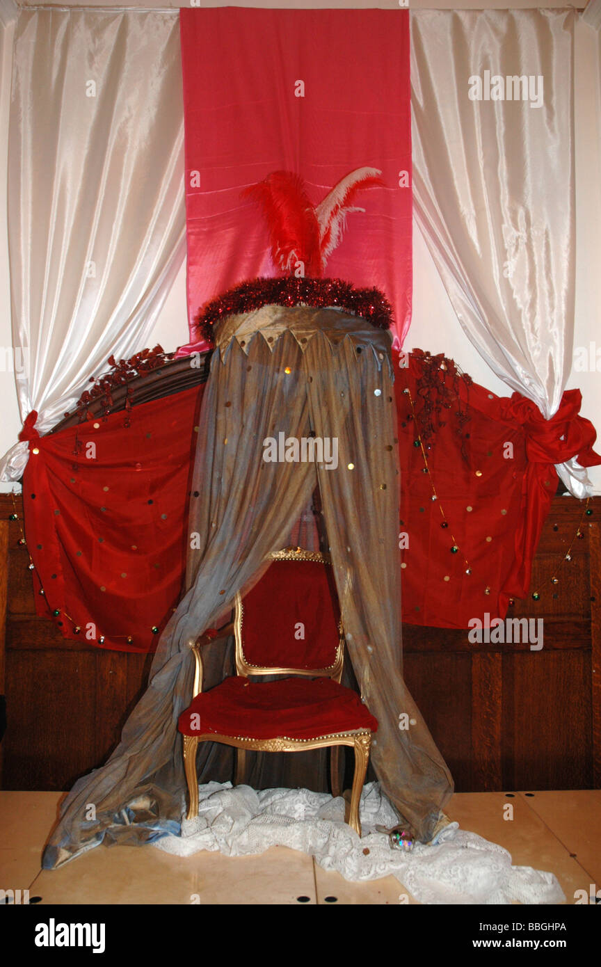 Leeren Thron vor Schule spielen Stockfoto