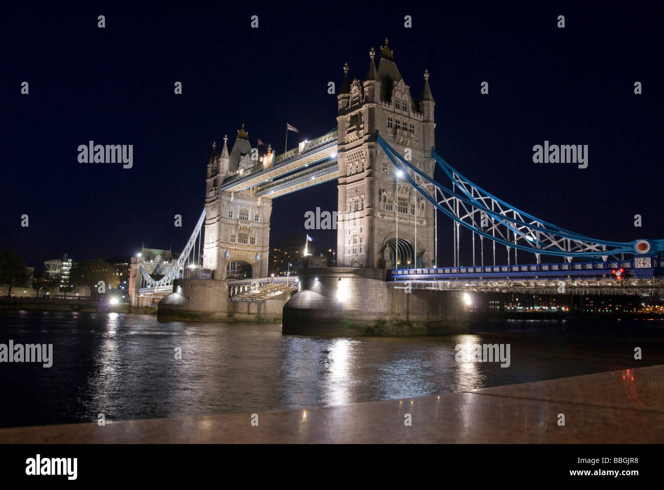 Tower Bridge mit Reflexionen in Themse Stockfoto