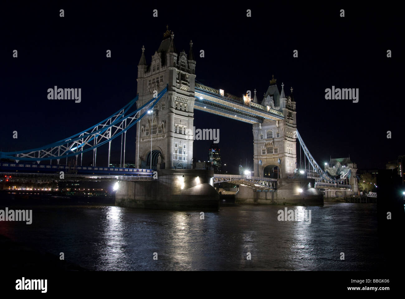Tower Bridge mit Reflexionen in Themse Stockfoto