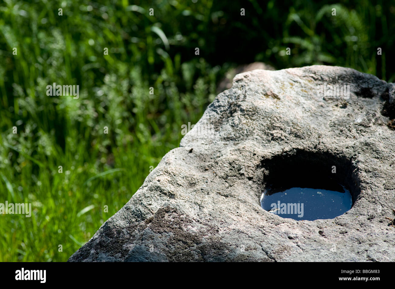 Opferplatz, Stein mit Loch aus der Steinzeit, Schweden Stockfoto