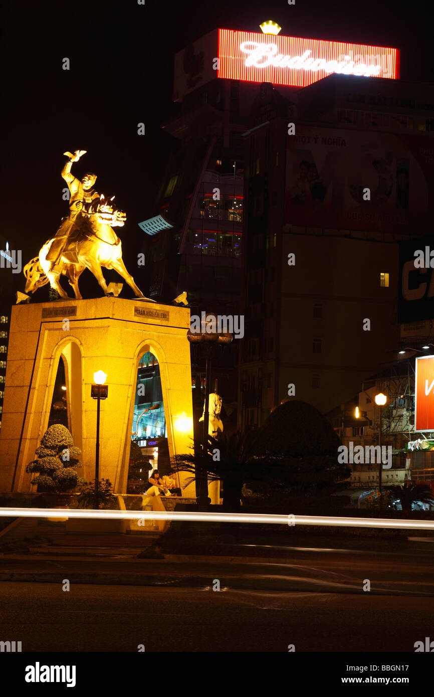 Straße-Statue [leuchtet] in der Nacht und Neon Werbung, "Ho Chi Minh" Stadt, Saigon, Vietnam Stockfoto