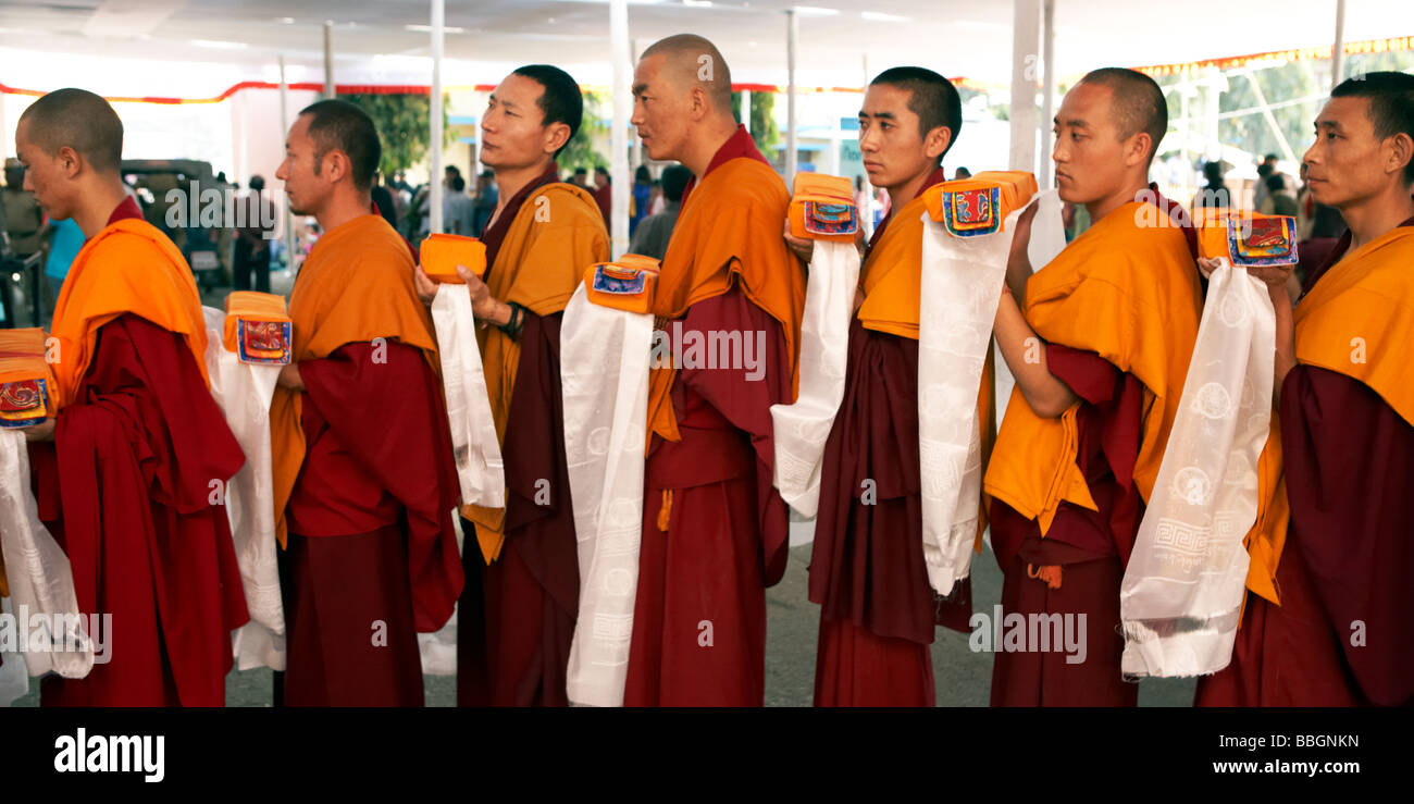 Buddhistische Mönche Warten auf den Segen des Dalai Lama Bylakuppe Karnataka, Indien Stockfoto