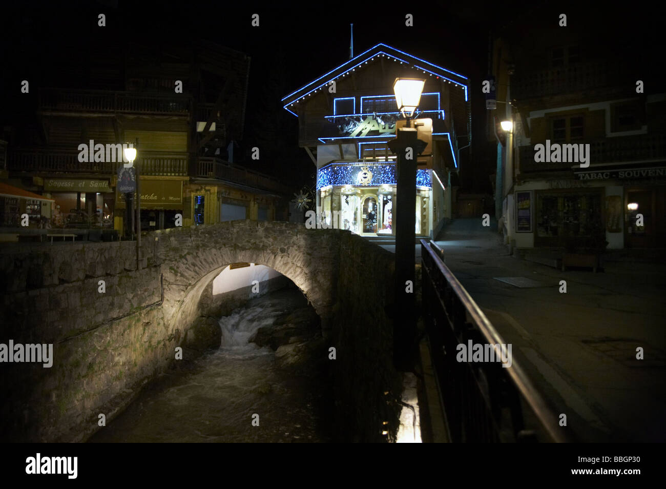 Megeve Stadt Frankreich französische Alpen Europe bei Nacht Alphütte Fluss Stockfoto